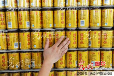 探秘亳州 走進(jìn)王老吉涼茶罐裝飲料的現(xiàn)代化生產(chǎn)流水線